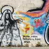 Tra questi ultimi il disegno di una Madonna con su scritto �Santa Maria proteggi il rione. Amen�